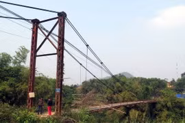 Cầu treo Bình Yên bị đứt cáp treo nên người dân không thể đi lại được. (Ảnh: Quang Đán/TTXVN)