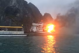 Hiện trường vụ tàu Ánh Dương QN 3598 bị cháy trên vịnh Hạ Long. (Ảnh: Văn Đức/TTXVN)