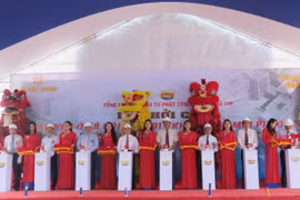 Các đại biểu ấn nút khởi công xây dựng dự án. (Ảnh: Tiên Minh/TTXVN)