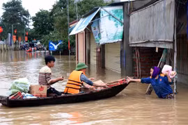 Lực lượng cứu trợ và các nhà hảo tâm vận chuyển hàng tới cho nhân dân vùng lũ. (Ảnh: Công Tường/TTXVN)