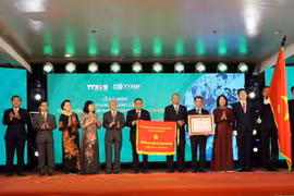 Phó Chủ tịch nước Đặng Thị Ngọc Thịnh, Phó Chủ tịch thứ nhất Hội đồng Thi đua-Khen thưởng Trung ương thay mặt Đảng và Nhà nước trao Danh hiệu Anh hùng Lực lượng vũ trang nhân dân của Chủ tịch nước tặng Thông tấn xã Giải phóng cho đại diện lãnh đạo TTXVN. 