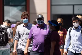 Người dân xếp hàng chờ xét nghiệm COVID-19 tại New York, Mỹ. (Ảnh: AFP/TTXVN)