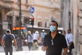 Người dân đeo khẩu trang phòng lây nhiễm COVID-19 tại Rome, Italy. (Ảnh: THX/TTXVN)