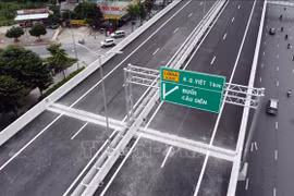 Hệ thống biển báo trên tuyến cầu cạn. (Ảnh: Huy Hùng/TTXVN)