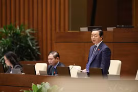 Bộ trưởng Bộ Tài nguyên và Môi trường Trần Hồng Hà báo cáo, làm rõ một số vấn đề đại biểu Quốc hội nêu. (Ảnh: Dương Giang/TTXVN)