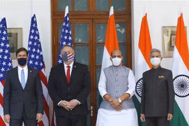 (Từ trái sang): Bộ trưởng Quốc phòng Mỹ Mark Esper, Bộ trưởng Ngoại giao Mỹ Mike Pompeo, Bộ trưởng Quốc phòng Ấn Độ Rajnath Singh và Bộ trưởng Ngoại giao Ấn Độ Subrahmanyam Jaishankar chụp ảnh chung trước Đối thoại 2+2 ở New Delhi ngày 27/10. (Ảnh: AFP/TT