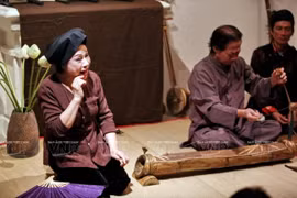 Nghệ sỹ nhân dân Thanh Hoài hóa thân vào số phận của nhân vật trong một làn điệu xẩm. (Ảnh minh họa: Báo Ảnh Việt Nam/TTXVN)