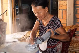 Làm bánh tráng phơi sương đặc sản bằng phương pháp thủ công. (Ảnh: TTXVN)