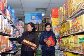 Khách hàng chọn mua hàng tại siêu thị. (Ảnh: Quang Quyết/TTXVN)