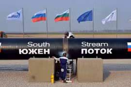Các công nhân làm việc tại đoạn đường ống dẫn khí đốt Dòng chảy Phương Nam qua Bulgaria ngày 31/11/2013. (Nguồn: AFP/TTXVN)