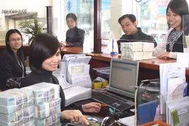 Giao dịch tại ngân hàng. (Nguồn: TTXVN)
