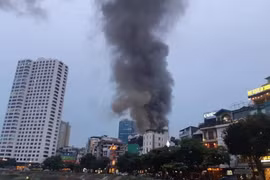 Cháy tại ngôi nhà 3 tầng trên phố Đê La Thành (Ảnh: Bách Trần/Vietnam+)
