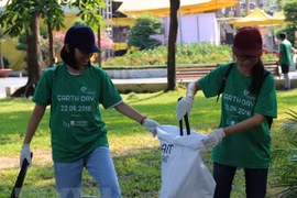 Tình nguyện viên tham gia nhặt rác thải trong Ngày Trái Đất năm 2018. (Ảnh Xuân Dự/TTXVN)