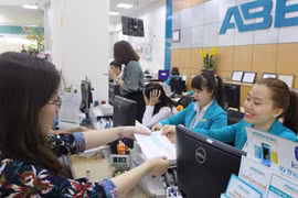 Giao dịch tại ABBANK. (Nguồn: ABBANK)