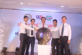 Lãnh đạo CIC và nhà thầu chạm cầu khởi động hệ thống. (Ảnh: PV/Vietnam+) 