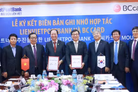 Lãnh đạo hai bên tham gia ký kết. (Nguồn: LienVietPostBank)