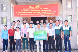 Lãnh đạo Vietcombank trao nhà tình nghĩa cho gia đình ông Cường. (Nguồn: Vietcombank)