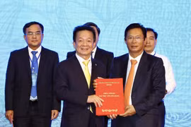 Chủ tịch HĐQT SHB Đỗ Quang Hiển (trái) trao thỏa thuận tài trợ tín dụng cho ông Võ Minh Hoài, Chủ tịch HĐQT Tập đoàn Trường Thịnh (phải).