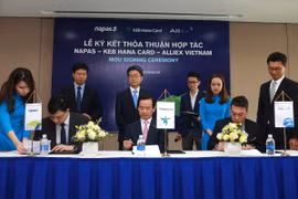 Lãnh đạo các bên tham gia ký kết. (Nguồn: NAPAS)