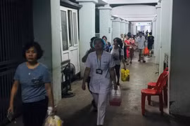 Bệnh nhân quay trở về phòng bệnh. (Ảnh: CTV cung cấp)