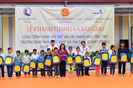 Lãnh đạo Quỹ Bảo trợ trẻ em Việt Nam và Vietcombank trao quà cho các em học sinh. (Nguồn: Vietcombank)
