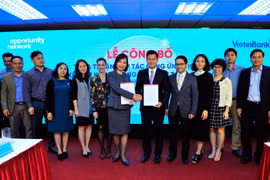Đại diện VietinBank và ON trao thỏa thuận hợp tác. (Nguồn: VietinBank)