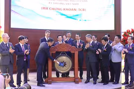 Chủ tịch HĐQT Hồ Hùng Anh đánh tiếng cồng chào mừng cổ phiếu TCB chính thức "chào sàn" HOSE. (Nguồn: Techcombank)