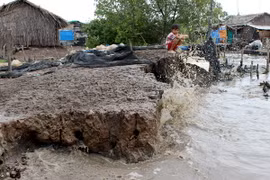 Tác động của biến đổi khí hậu và nước biển dâng ảnh hưởng rõ nét lên đời sống của người dân thị trấn Sông Đốc, huyện Trần Văn Thời, Cà Mau. (Ảnh: Huỳnh Thế Anh/TTXVN)