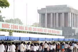 Viếng Lăng Bác. (Ảnh: Anh Tuấn/TTXVN) 