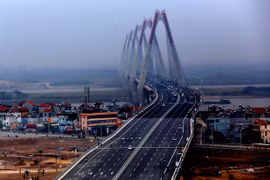 Hà Nội sẽ chấn chỉnh hành vi dừng chụp ảnh trên cầu Nhật Tân