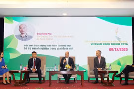 Đại diện Bộ, ngành, hiệp hội và doanh nghiệp tham gia phiên tọa đàm "Thích ứng với thay đổi và đổi mới." (Ảnh: Mỹ Phương/TTXVN)