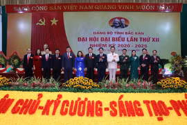 Ra mắt Ban Thường vụ Tỉnh ủy gồm 13 đồng chí. (Ảnh: Mạnh Hà/TTXVN)