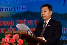 Phó Giám đốc Sở Du lịch tỉnh Quảng Ninh Lê Minh Tân phát biểu tại chương trình. (Ảnh: Hoàng Hùng/TTXVN )