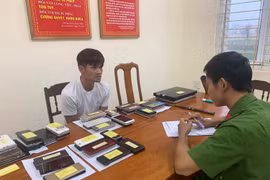 Đối tượng Nguyễn Đình Trưởng, trú tại huyện Đông Anh, thành phố Hà Nội tại cơ quan điều tra. (Ảnh: Văn Tý/TTXVN)