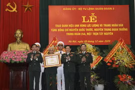 Thừa ủy quyền của Chủ tịch nước, Đại tướng Ngô Xuân Lịch trao danh hiệu Anh hùng LLVT nhân dân tặng Trung tướng Nguyễn Quốc Thước. (Nguồn: mod.gov.vn)