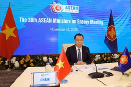 Thứ trưởng Bộ Công thương Đặng Hoàng An điều hành tại điểm cầu Hà Nội, Việt Nam. (Ảnh: Phan Tuấn Anh/TTXVN)
