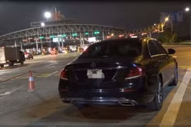Chiếc xe Mercedes chạy 199km/h trên cao tốc Pháp Vân-Cầu Giẽ-Ninh Bình đã bị Cảnh sát giao thông dừng trước trạm thu phí. (Nguồn: atgt.vn