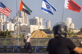 Cờ Mỹ, Các Tiểu vương quốc Arab Thống nhất, Israel và Bahrain tung bay tại Cầu Hòa bình ở Netanya của Israel. (Nguồn: euronews.com)