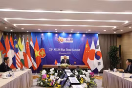 Thủ tướng Nguyễn Xuân Phúc, Chủ tịch ASEAN 2020 chủ trì Hội nghị Cấp cao ASEAN+3 lần thứ 23 tại điểm cầu Hà Nội. (Ảnh: Thống Nhất/TTXVN)