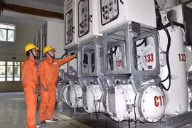 Công nhân Công ty Lưới điện cao thế Hà Nội kiểm tra thiết bị GIS tại trạm 110kV công viên Thống Nhất. (Ảnh: TTXVN phát)
