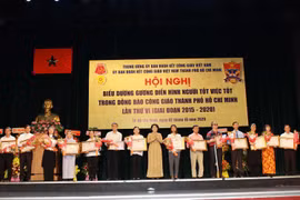 Chủ tịch Ủy ban Mặt trận tổ quốc Việt Nam Thành phố Hồ Chí Minh Tô Thị Bích Châu trao bằng khen cho cá tập thể, các nhân có thành tích xuất sắc. (Ảnh: Thanh Vũ/TTXVN)