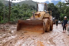 Triển khai phương tiện khắc phục điểm sạt lở để tiếp cận hiện trường. (Ảnh: TTXVN phát)