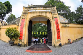 Du khách đến tham quan cửa Hành cung trong khu di tích Hoàng Thành Thăng Long. (Ảnh: TTXVN)