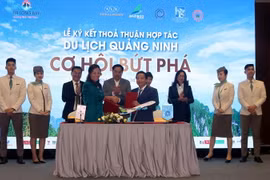 Lễ ký kết thỏa thuận hợp tác kích cầu du lịch giữa các doanh nghiệp du lịch. (Ảnh: Đức Hiếu/TTXVN)