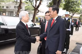 Tổng thống Indonesia Joko Widodo đón Tổng Bí thư Nguyễn Phú Trọng vào sáng 23/8/2017, chuyến thăm đầu tiên của Tổng Bí thư Đảng Cộng sản Việt Nam tới Indonesia. (Ảnh: Trí Dũng/TTXVN)