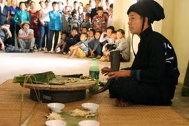 Chủ nhà khấn mời thần linh, tổ tiên về dự lễ mừng cơm mới. (Ảnh: baotintuc.vn)