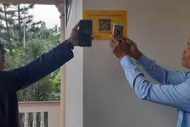 Các đại biểu thực hiện quét mã QR tra cứu thông tin về di tích Công viên Võ Thị Sáu tại thị trấn Đất Đỏ, huyện Đất Đỏ. (Ảnh: Hoàng Nhị/TTXVN)