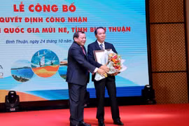 Trao quyết định công nhận Khu du lịch Mũi Né ở tỉnh Bình Thuận là Khu du lịch quốc gia. (Ảnh: Nguyễn Thanh/TTXVN)