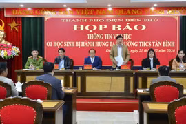 Ông Lê Tiến Dũng, Chủ tịch UBND thành phố Điện Biên Phủ thông tin về vụ việc. (Ảnh: Xuân Tư/TTXVN)