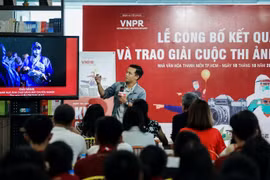 Tác giả Lưu Trọng Đạt của TTXVN giới thiệu tác phẩm đoạt giải Vàng hạng mục "Ảnh chụp bằng máy ảnh chuyên nghiệp." (Ảnh: TTXVN phát)